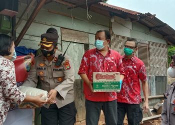 Polsek TBS dan PSMTI Bagikan 50 Paket Sembako dalam Kegiatan Jumat Berbagi