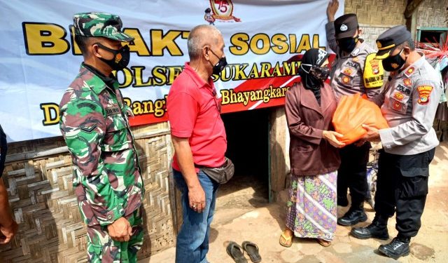 Peringati HUT Bhayangkara ke 75, Polsek Sukarame Bagikan Ratusan Paket Sembako Kepada Warga
