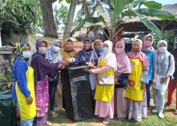 Tim Fisip Unila Latih Warga Membuat Kompos Menggunakan Composting Bag