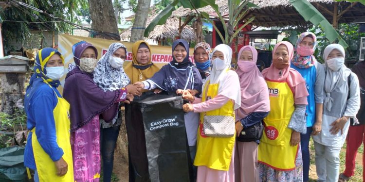 Tim Fisip Unila Latih Warga Membuat Kompos Menggunakan Composting Bag