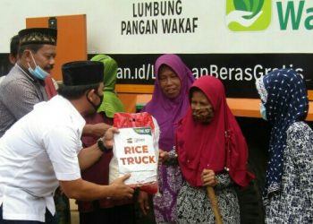 Wahrul Fauzi bersama ACT dan Team Relief ACT Jakarta Bagikan 6 Ton Beras Gratis