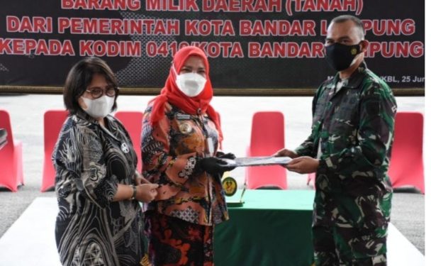 Pemkot Bandar Lampung Hibahkan Tiga Bidang Tanah Untuk Kantor Koramil Di Tiga Kecamatan