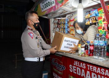 Sambil Patroli, Polda Lampung Salurkan Bantuan Sosial PPKM Darurat