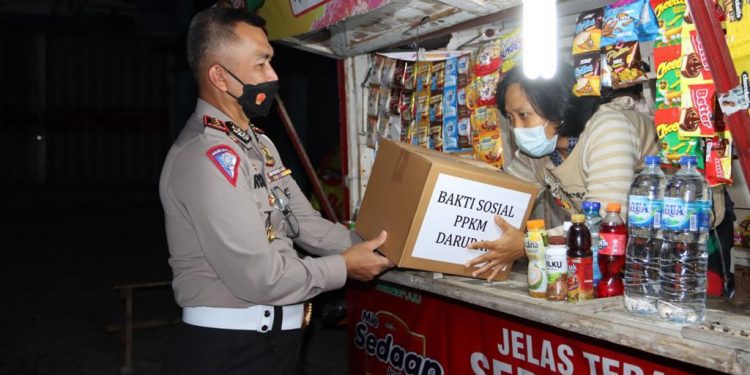 Sambil Patroli, Polda Lampung Salurkan Bantuan Sosial PPKM Darurat