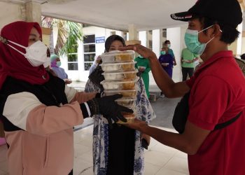 Walikota Eva Dwiana Bagikan Ratusan Paket Nasi Rendang Buat Nakes