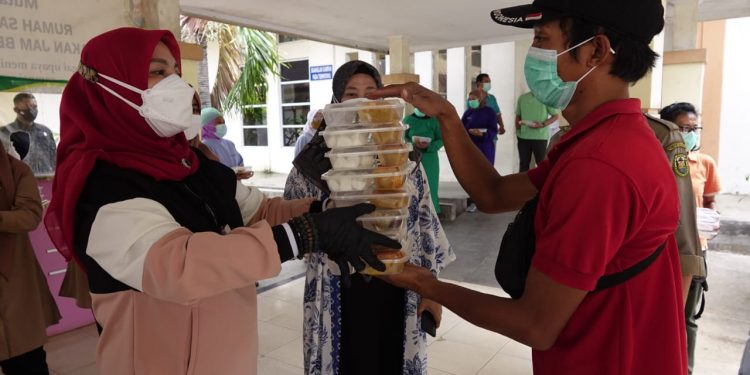 Walikota Eva Dwiana Bagikan Ratusan Paket Nasi Rendang Buat Nakes