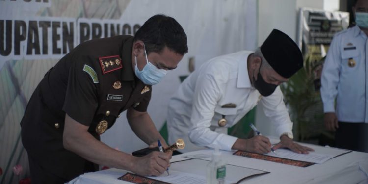 Hari Bakti Adhyaksa Ke-61, Kejari Pringsewu Berikan Bantuan Satu Unit Mobil Ambulance