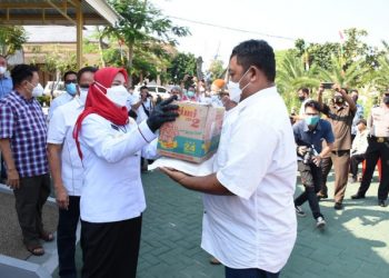 Ringankan Beban Warga Terdampak Covid-19, Wali Kota Eva Dwiana Bagikan 1.000 Paket Sembako