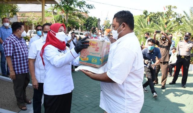 Ringankan Beban Warga Terdampak Covid-19, Wali Kota Eva Dwiana Bagikan 1.000 Paket Sembako