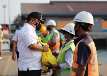 Gubernur Arinal Serahkan Bantuan bagi Pekerja Bongkar Muat dan Nelayan