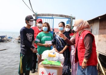 Ketua PMI Lampung Riana Sari Arinal Bagikan Bantuan Kepada Korban Bencana Ombak Pasang