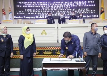 Gubernur Arinal dan DPRD Lampung Tandatangani Raperda Pertanggungjawaban APBD Tahun 2020