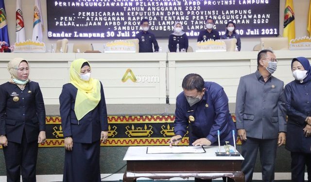 Gubernur Arinal dan DPRD Lampung Tandatangani Raperda Pertanggungjawaban APBD Tahun 2020
