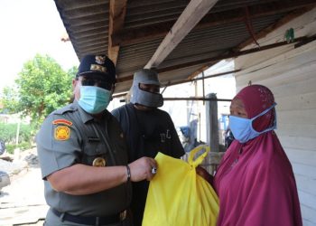 Gubernur Arinal Bagikan Bantuan Sembako kepada Masyarakat Terdampak Pandemi Covid-19 Di Tubaba