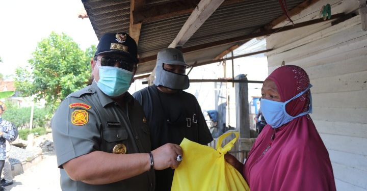 Gubernur Arinal Bagikan Bantuan Sembako kepada Masyarakat Terdampak Pandemi Covid-19 Di Tubaba