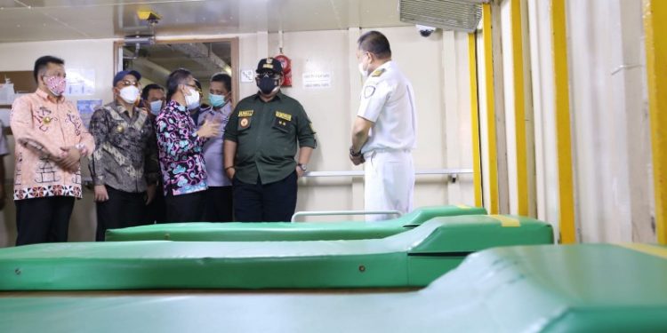 Gubernur Arinal Tinjau Langsung Kapal Isolasi Apung KM Lawit di Pelabuhan Panjang