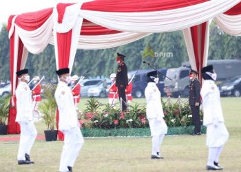 Sekdaprov Fahrizal Darminto Ikuti Upacara Penurunan Bendera dalam Rangka HUT RI ke-76