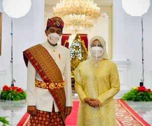Pimpin Upacara di Istana Merdeka, Presiden Jokowi Kenakan Pakaian Adat Lampung