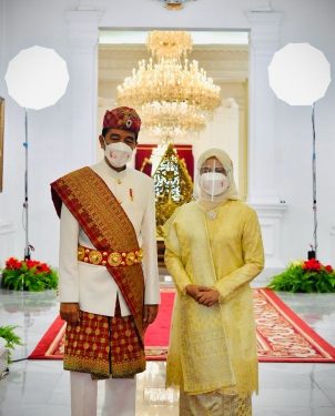 Pimpin Upacara di Istana Merdeka, Presiden Jokowi Kenakan Pakaian Adat Lampung