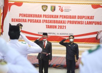 Sekdaprov Fahrizal Kukuhkan Pasukan Pengibar Duplikat Bendera Pusaka Provinsi Lampung
