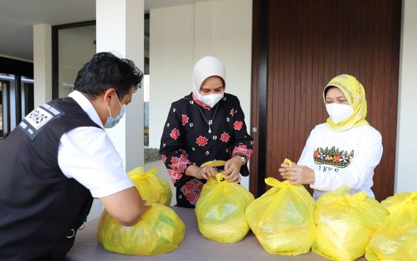 Saling Berbagi di Jumat Barokah, Riana Sari Arinal Salurkan Bantuan Sembako ke Pondok Pesantren