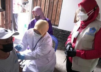 Kwarcab Pramuka Bandar Lampung Gelar Vaksinasi Covid dan Bagikan Sembako Untuk Warga