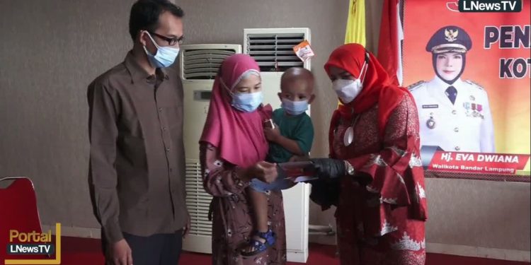 Walikota Bandar Lampung Eva Dwiana Beri Bantuan Biaya Pengobatan & Asuransi Bocah Pengidap Kanker Mata