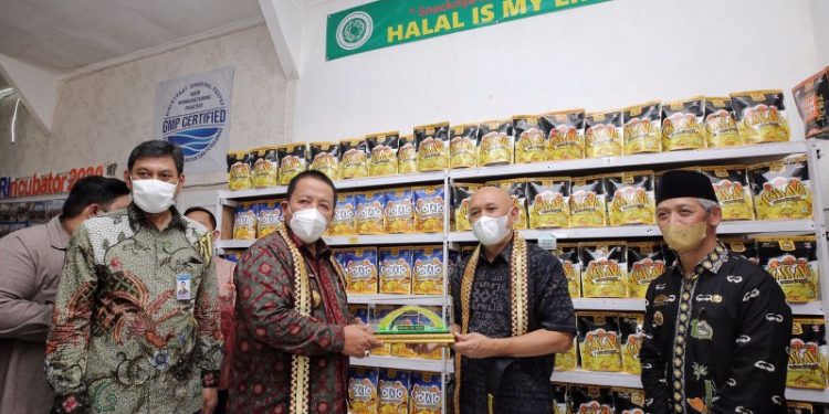 Menkop UKM Teten Masduki dan Gubernur Arinal Kunjungi UMKM di Pringsewu dan Pesawaran