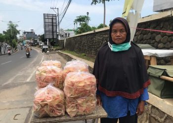 Nurhasanah Jual Kerupuk Singkong Bantu Suami di masa Pandemi