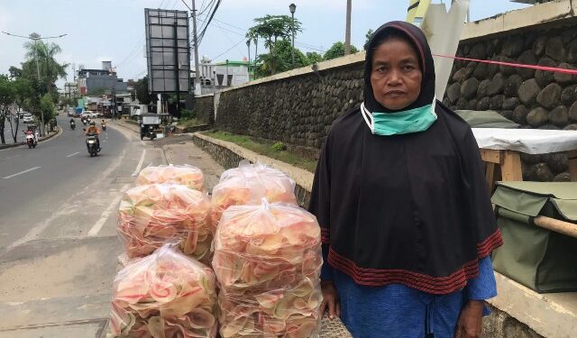Nurhasanah Jual Kerupuk Singkong Bantu Suami di masa Pandemi