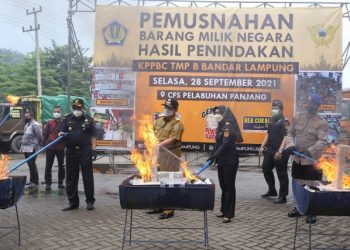 Gubernur Arinal Hadiri Acara Pemusnahan Barang Ilegal Hasil Penindakan Kantor Bea dan Cukai Panjang