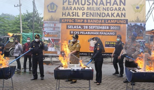 Gubernur Arinal Hadiri Acara Pemusnahan Barang Ilegal Hasil Penindakan Kantor Bea dan Cukai Panjang