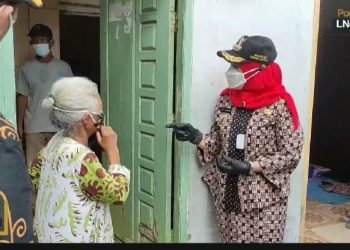 Tinjau Rumah Warga Yang Rusak Akibat Angin Puting Beliung, Walikota Eva Dwiana Janji Beri Bantuan