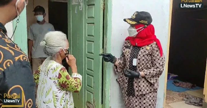 Tinjau Rumah Warga Yang Rusak Akibat Angin Puting Beliung, Walikota Eva Dwiana Janji Beri Bantuan