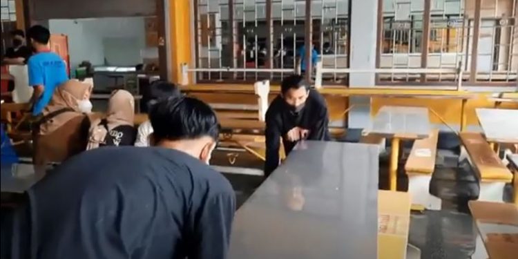 Segel Bakso Sony Dibuka, Pengunjung Mulai Antri