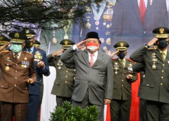 Gubernur Arinal dan Danrem 043/Gatam Brigjen TNI Drajad Brima Yoga Ikuti Upacara HUT TNI ke-76 yang Dipimpin Presiden Joko Widodo