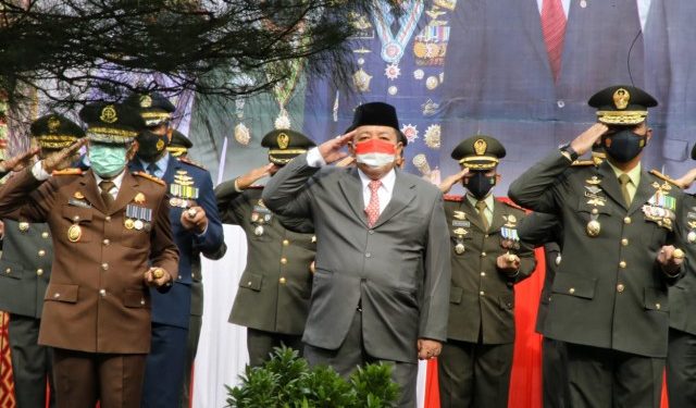 Gubernur Arinal dan Danrem 043/Gatam Brigjen TNI Drajad Brima Yoga Ikuti Upacara HUT TNI ke-76 yang Dipimpin Presiden Joko Widodo