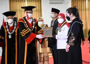 Walikota Eva Dwiana Terima Penghargaan ITERA Adi Karsa Madya pada Dies Natalis ke-7 ITERA