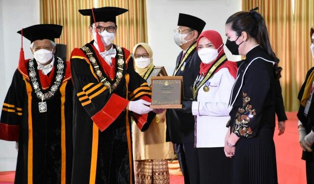 Walikota Eva Dwiana Terima Penghargaan ITERA Adi Karsa Madya pada Dies Natalis ke-7 ITERA