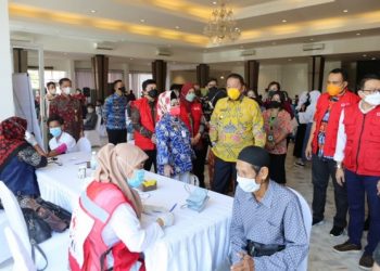 Gubernur Arinal Tinjau Vaksinasi yang Diadakan PMI Lampung