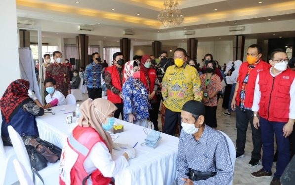 Gubernur Arinal Tinjau Vaksinasi yang Diadakan PMI Lampung