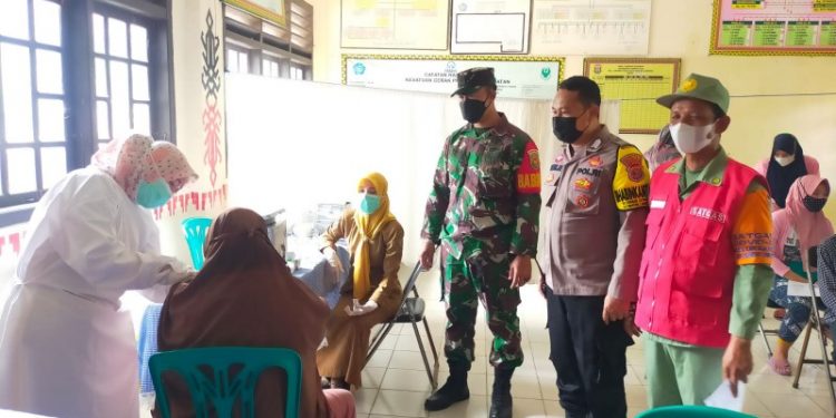 Babinsa Koramil 410-06/Kedaton Bersama Bhabinkamtibmas Monitoring Vaksinasi Di Sepang Jaya