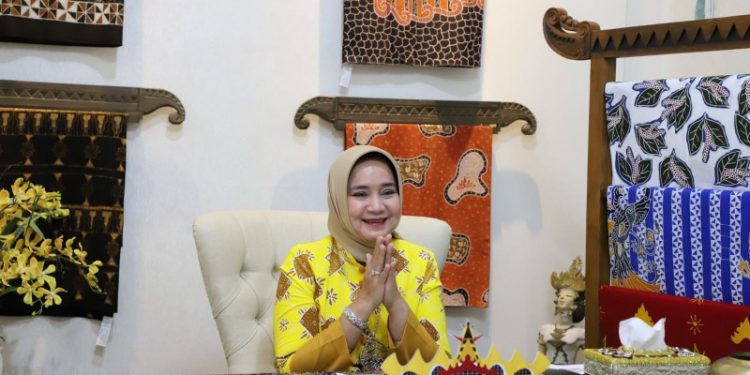 Ketua Dekranasda Lampung Jadi Narasumber Webinar Pengembangan Batik Luar