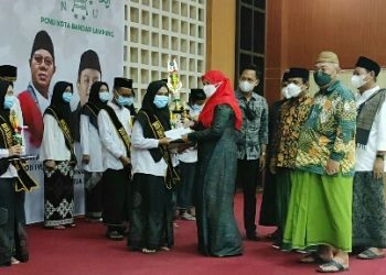 Walikota Eva Dwiana Serahkan Hadiah Pada Duta Santri Bandar Lampung