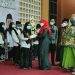 Walikota Eva Dwiana Serahkan Hadiah Pada Duta Santri Bandar Lampung