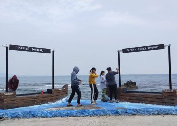 HMIK-UBL Bangun Spot Photo Sebagai Ikon Wisata Pantai Kunjir Lampung Selatan