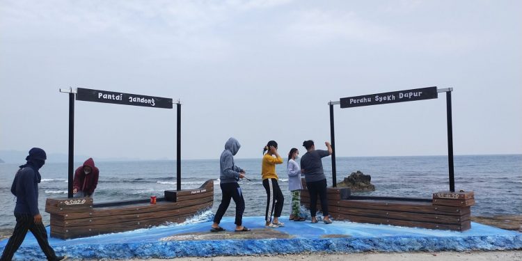 HMIK-UBL Bangun Spot Photo Sebagai Ikon Wisata Pantai Kunjir Lampung Selatan