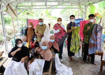 Gandeng Perancang Busana  Oscar Lawalatta, Riana Sari Arinal Berharap Batik Tulis Khas Lampung Go Internasional