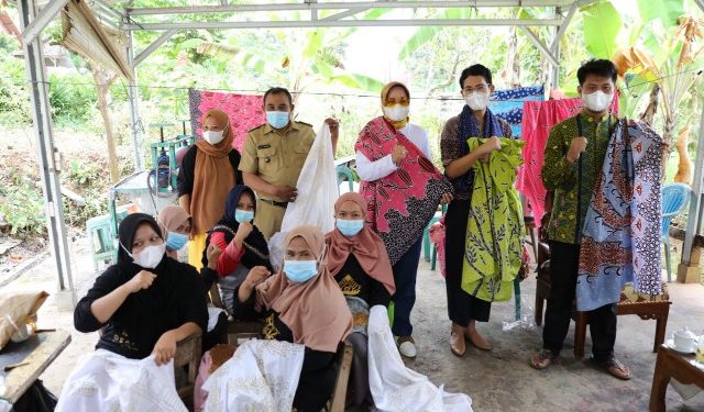 Gandeng Perancang Busana  Oscar Lawalatta, Riana Sari Arinal Berharap Batik Tulis Khas Lampung Go Internasional