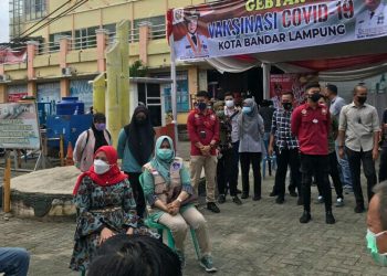 Walikota Bandar Lampung Tinjau Vaksinasi Covid-19 di  Pasar Bambu Kuning
